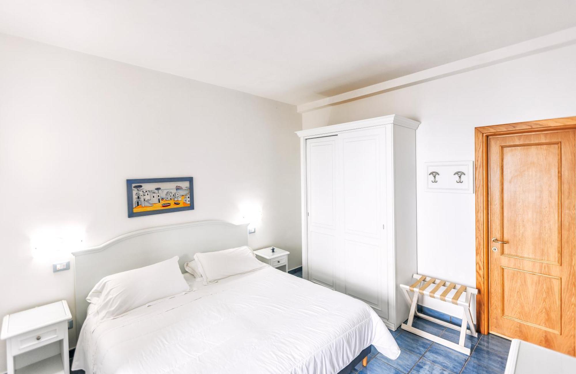 Cava Dell'isola Hotel 3*